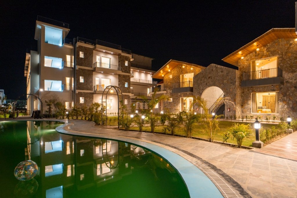 The Jungle Book Royal Poolside Villa Wing & Illuminated Pool